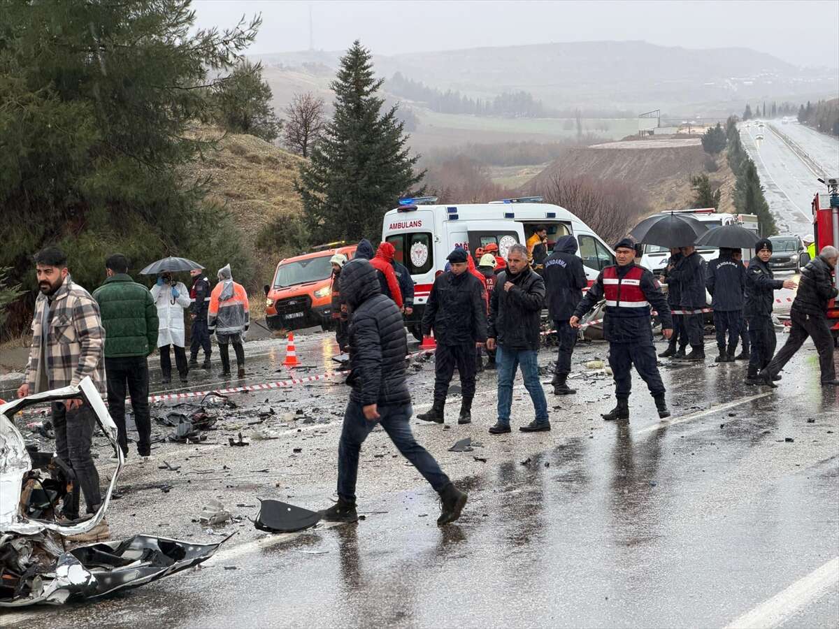 Otobüsle çarpışan otomobil adeta yok oldu! 3 ölü, 3 yaralı var 7